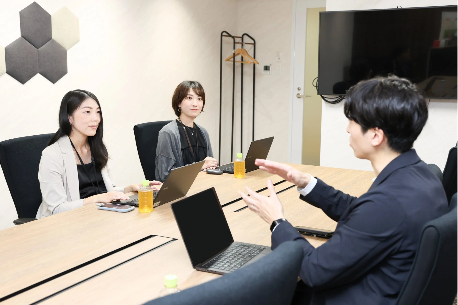 会議で議論するビジネスパーソン