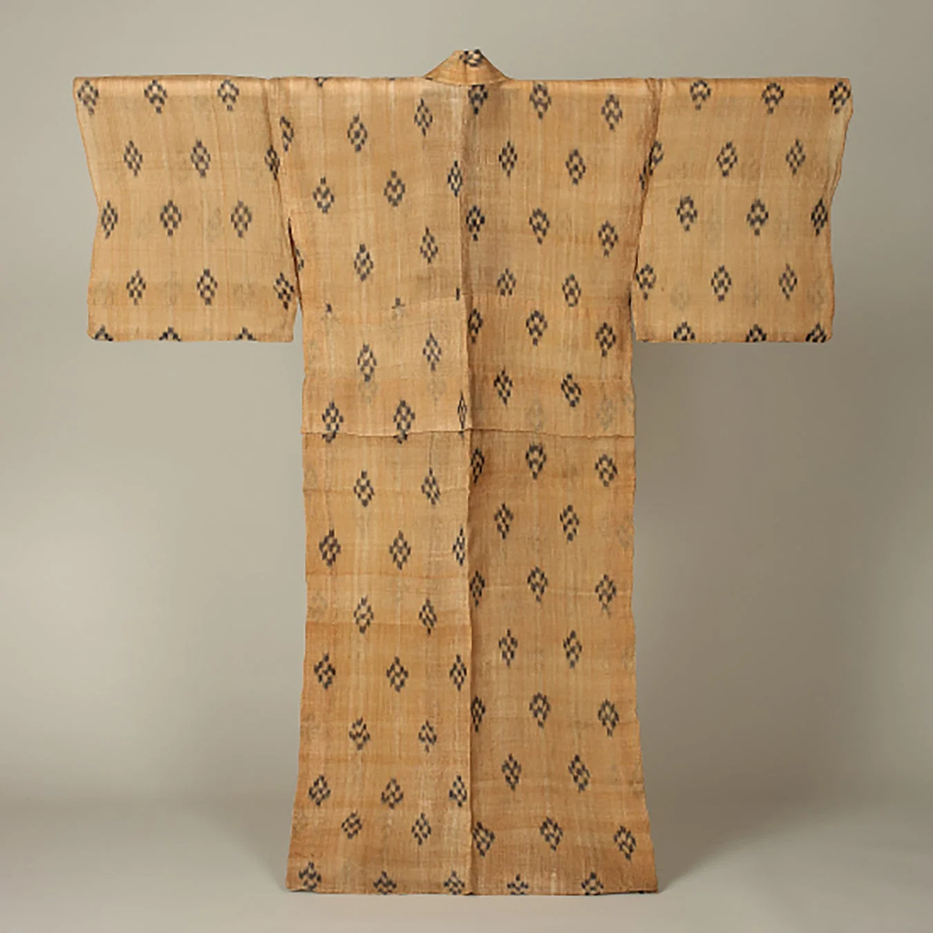 ベージュ色の菱形模様の着物