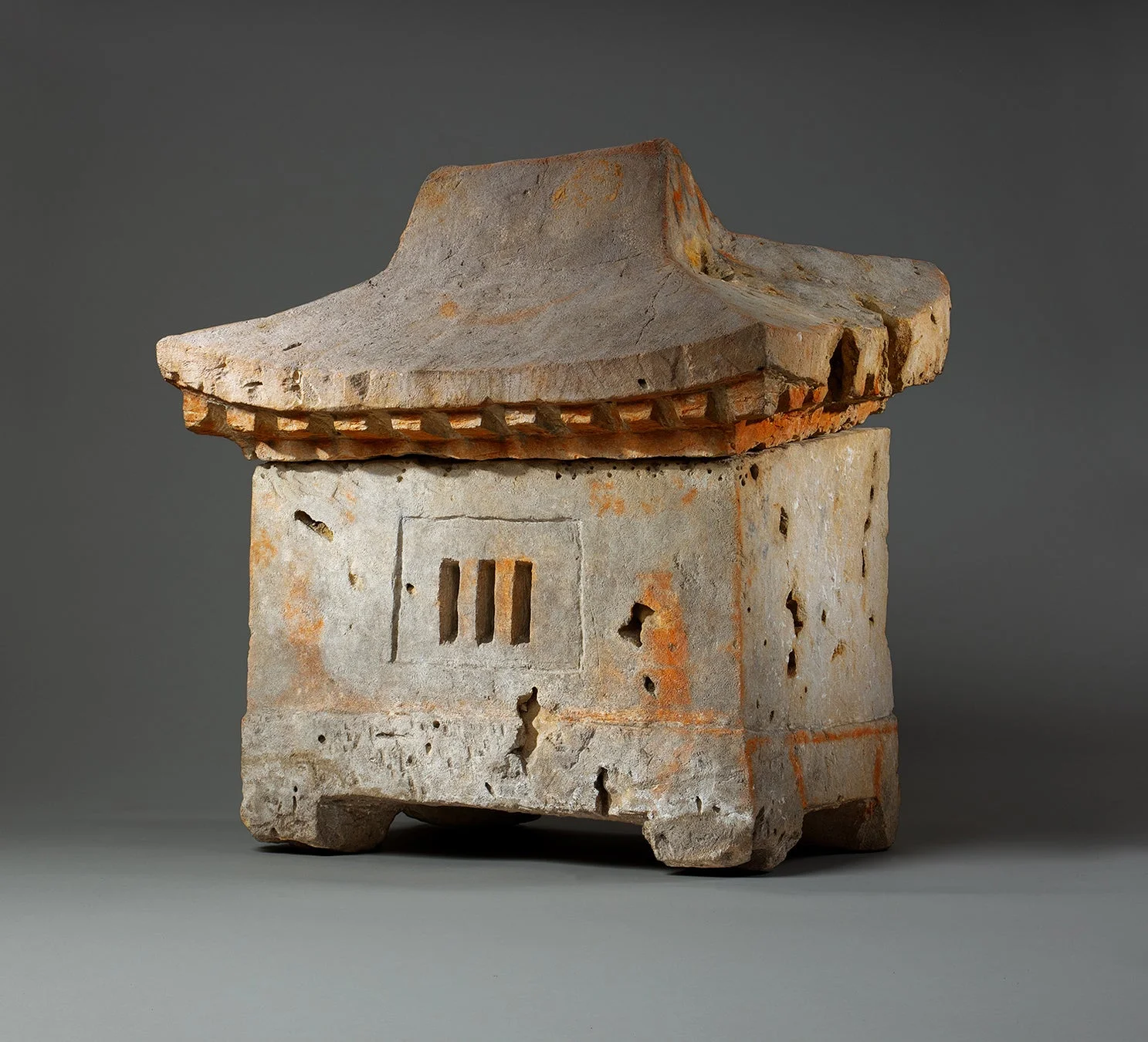 屋根のある古代の陶器製建築模型