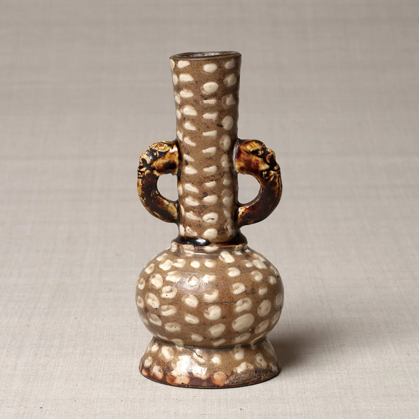 白いドット柄の茶色の陶器製花瓶
