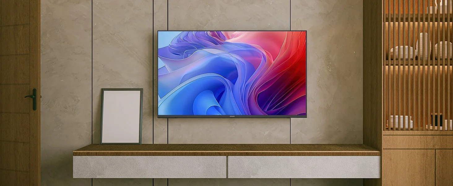 モダンなリビングルームの壁に大型テレビが設置