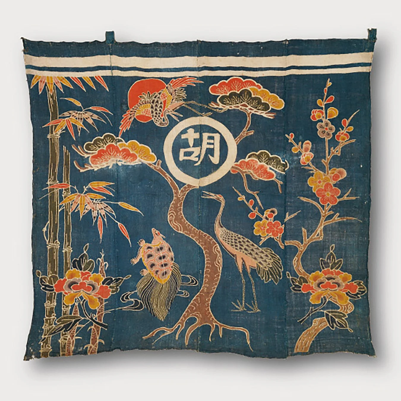 藍色の生地に吉祥文様が描かれた染物