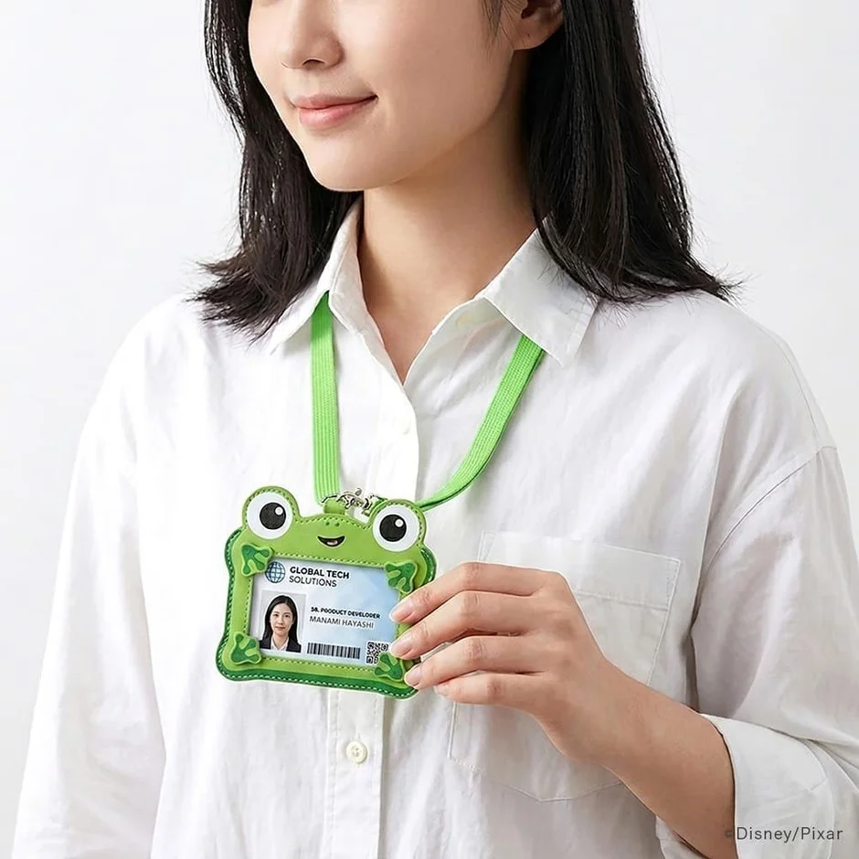 女性がカエル型IDカードホルダーを着用