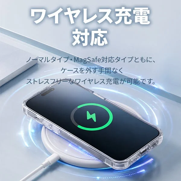 クリアケースを装着したスマートフォンがワイヤレス充電されている様子です。