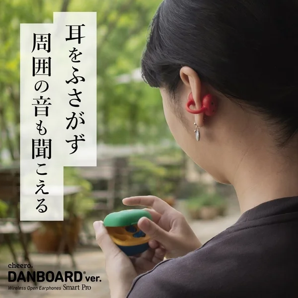 女性がオープンイヤー型イヤホンを装着