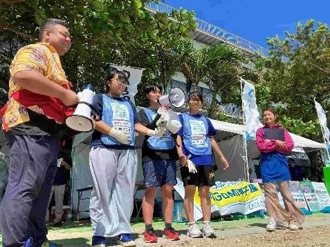 メガホンを持った若者と大人