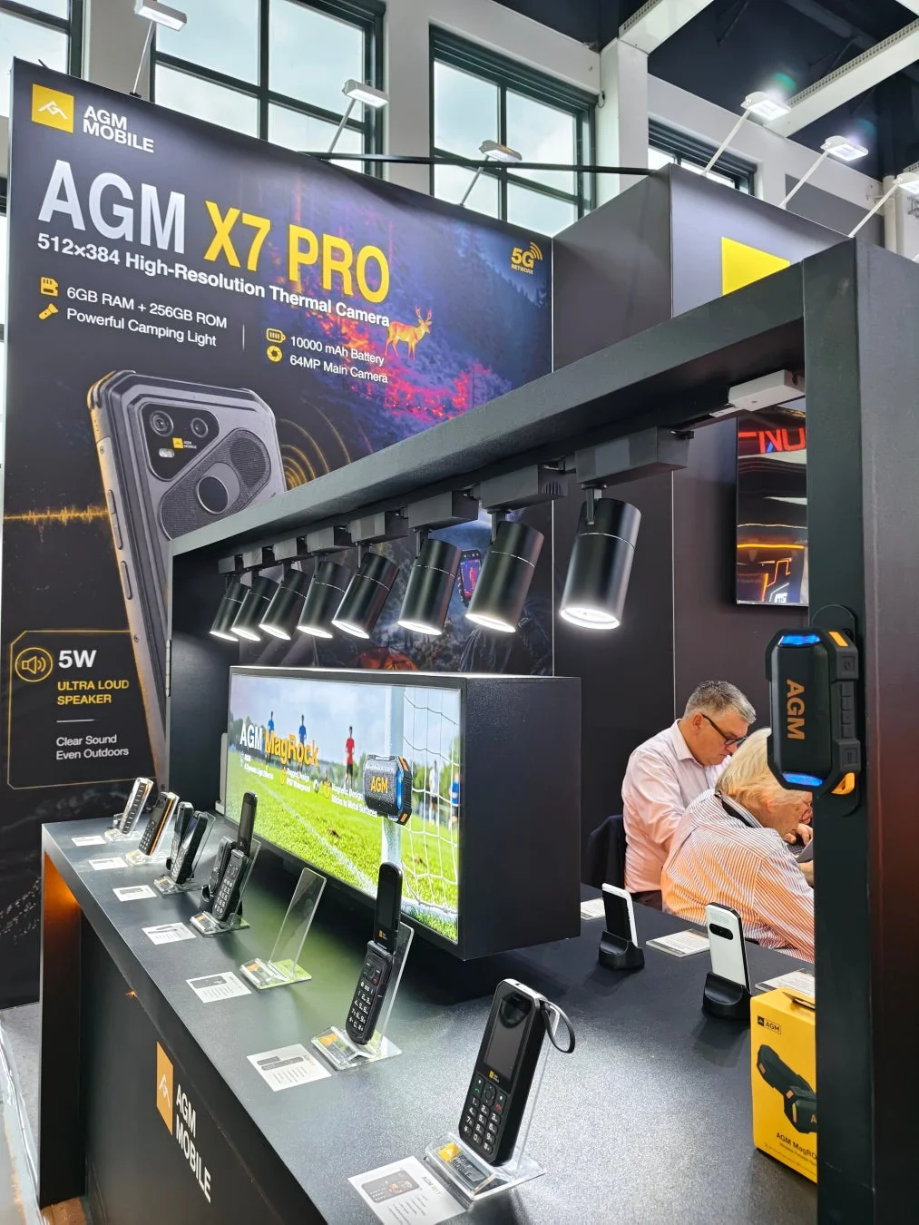 AGM X7 PROなどのスマートフォン展示