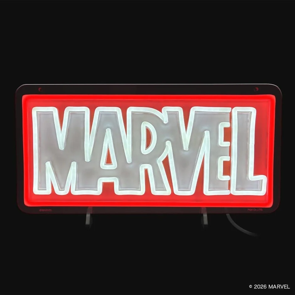 暗闇で鮮やかに光るMARVELロゴのネオンサイン