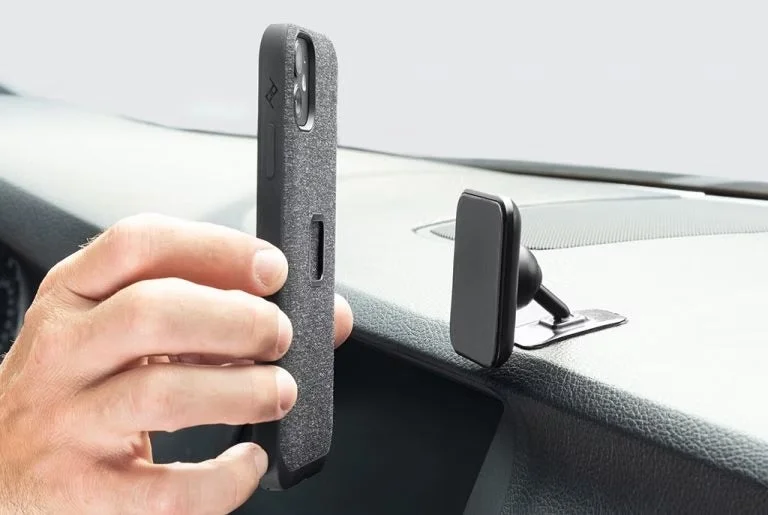 車載ホルダーに装着されるスマートフォン