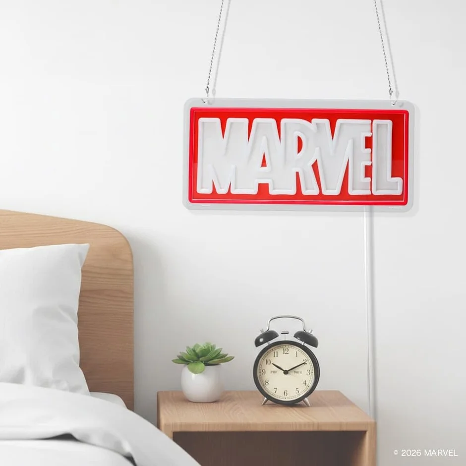 寝室のベッドサイドに置かれたMARVELロゴのLEDネオンライト