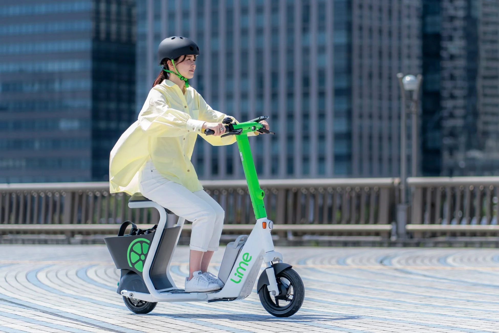 都市で電動モビリティに乗る人