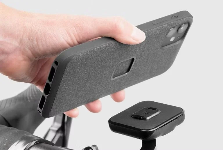 自転車マウントに装着されるスマートフォン