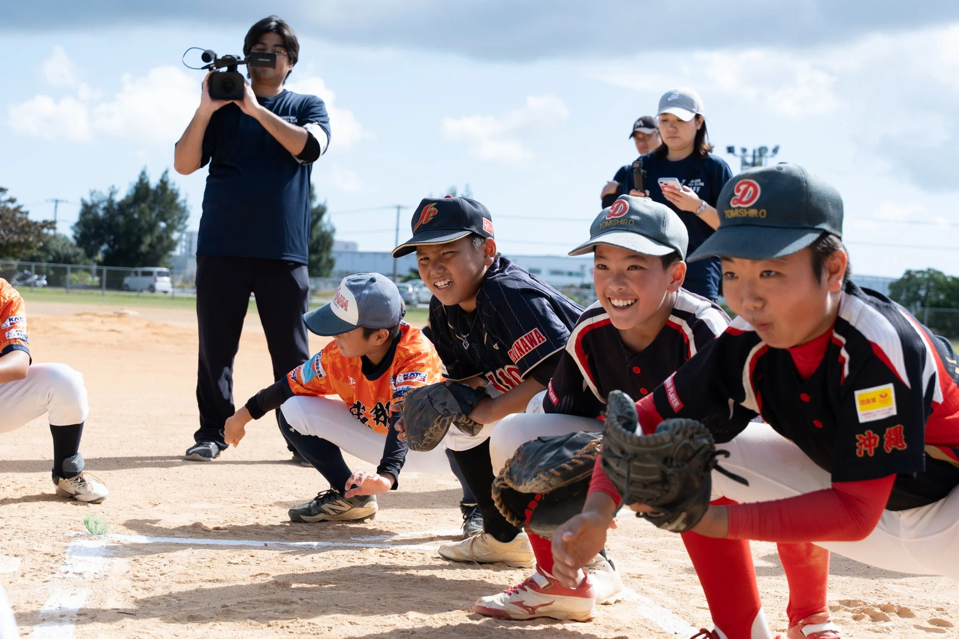 楽しそうに練習に取り組む少年野球選手たち