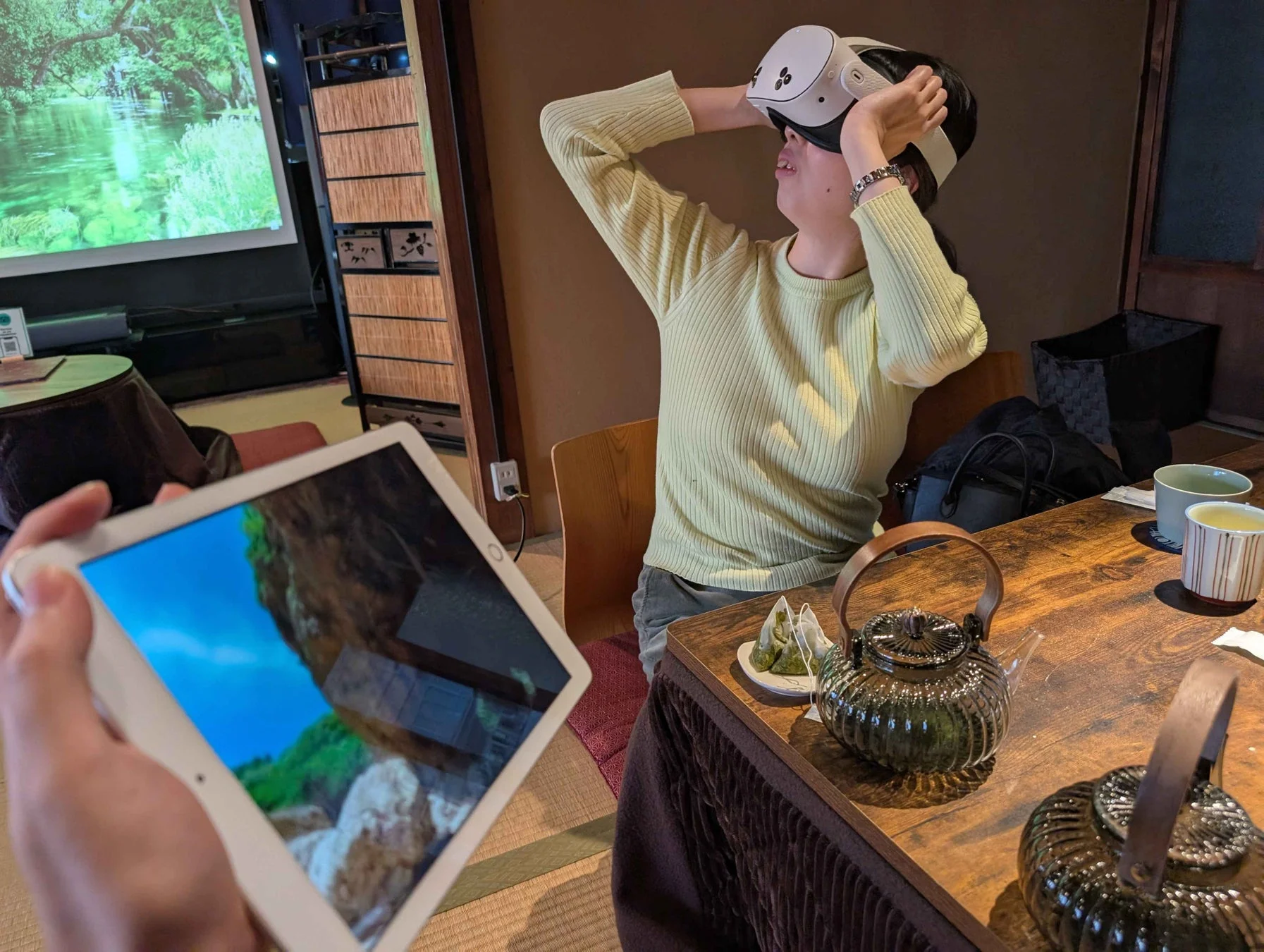 VRゴーグルで沖縄体験を楽しむ人々