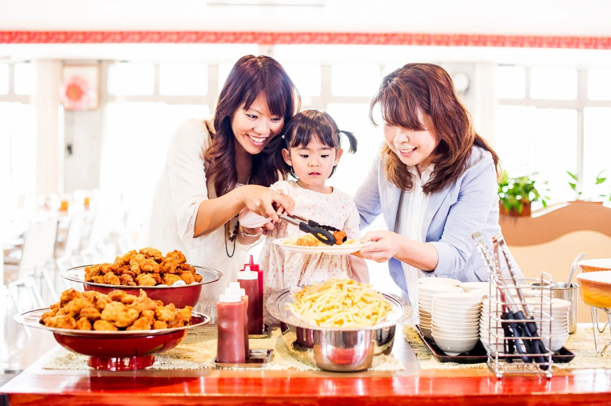 バイキングを楽しむ家族