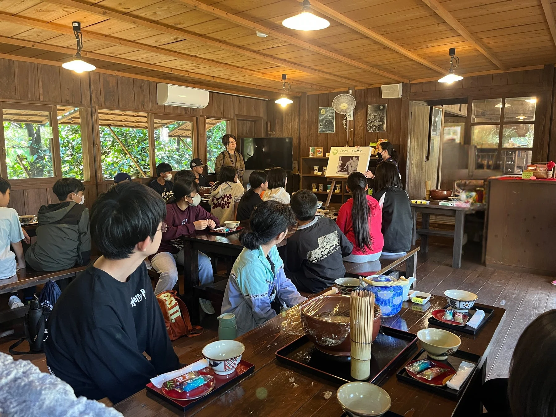 木造の部屋で講義を受ける学生たち