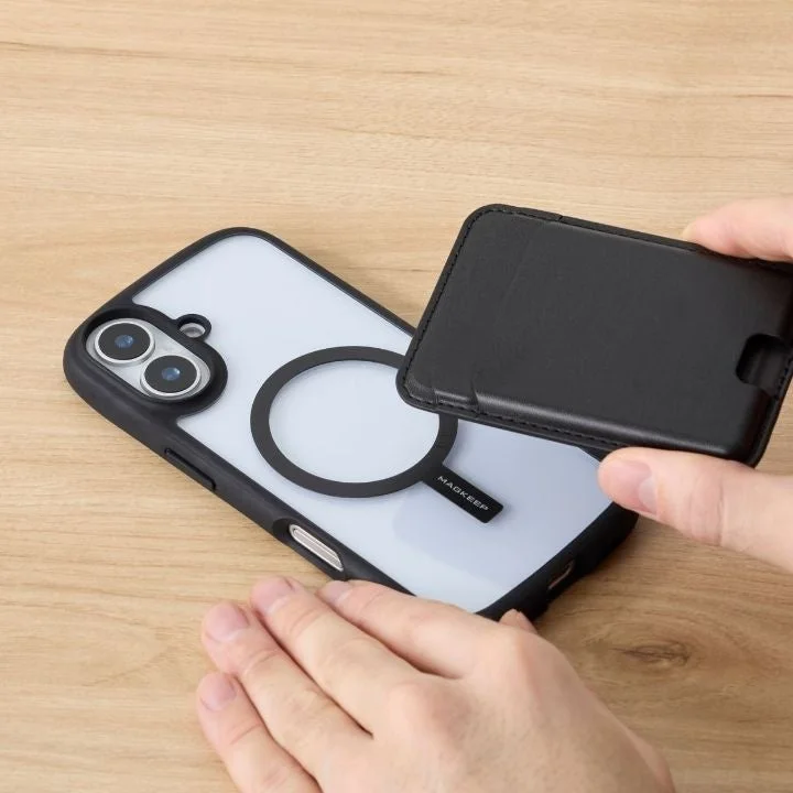 スマホケースにウォレット型アクセサリーを装着しようとしている様子