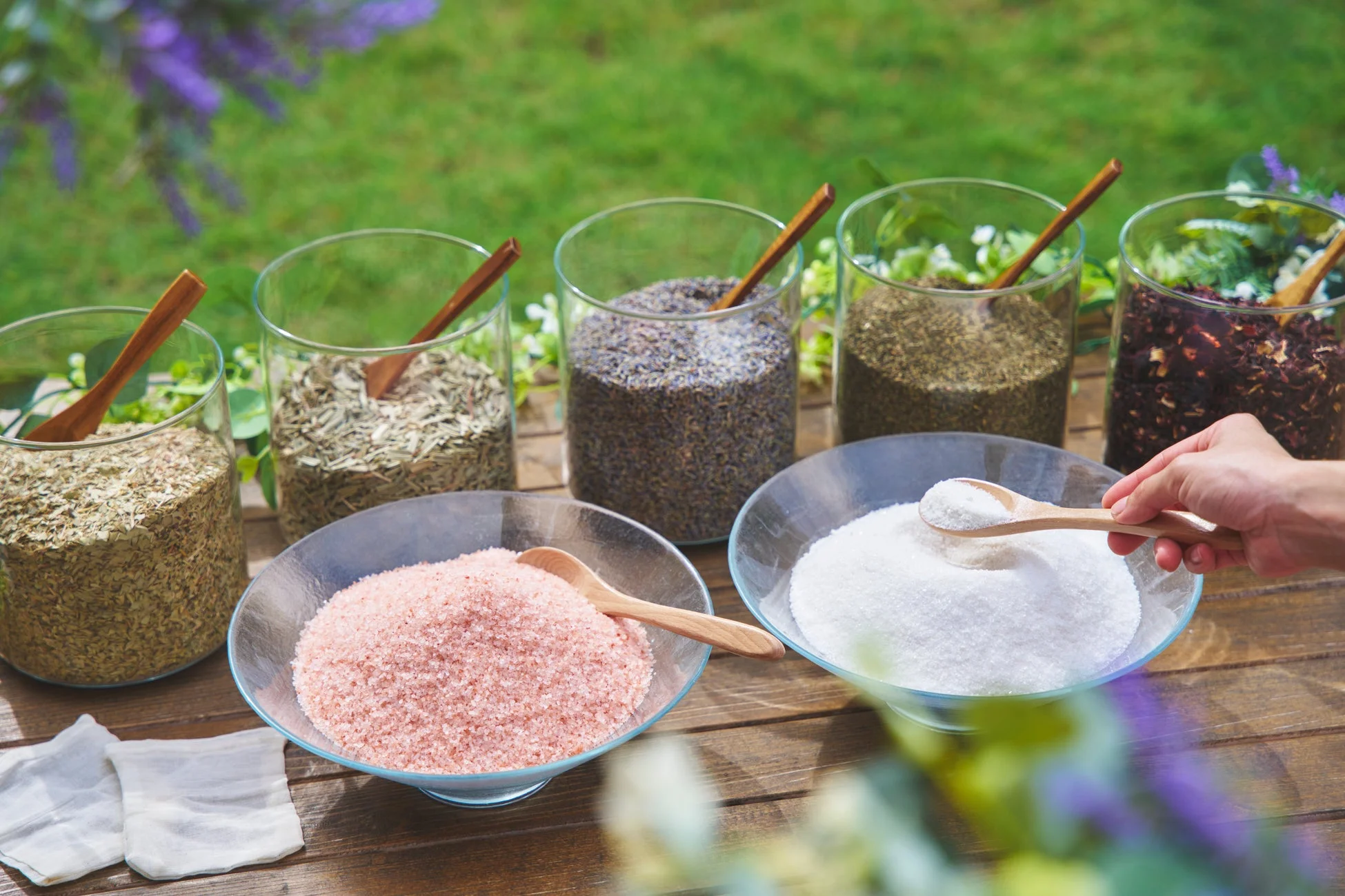 自分好みにカスタマイズするハーブバスソルトバー