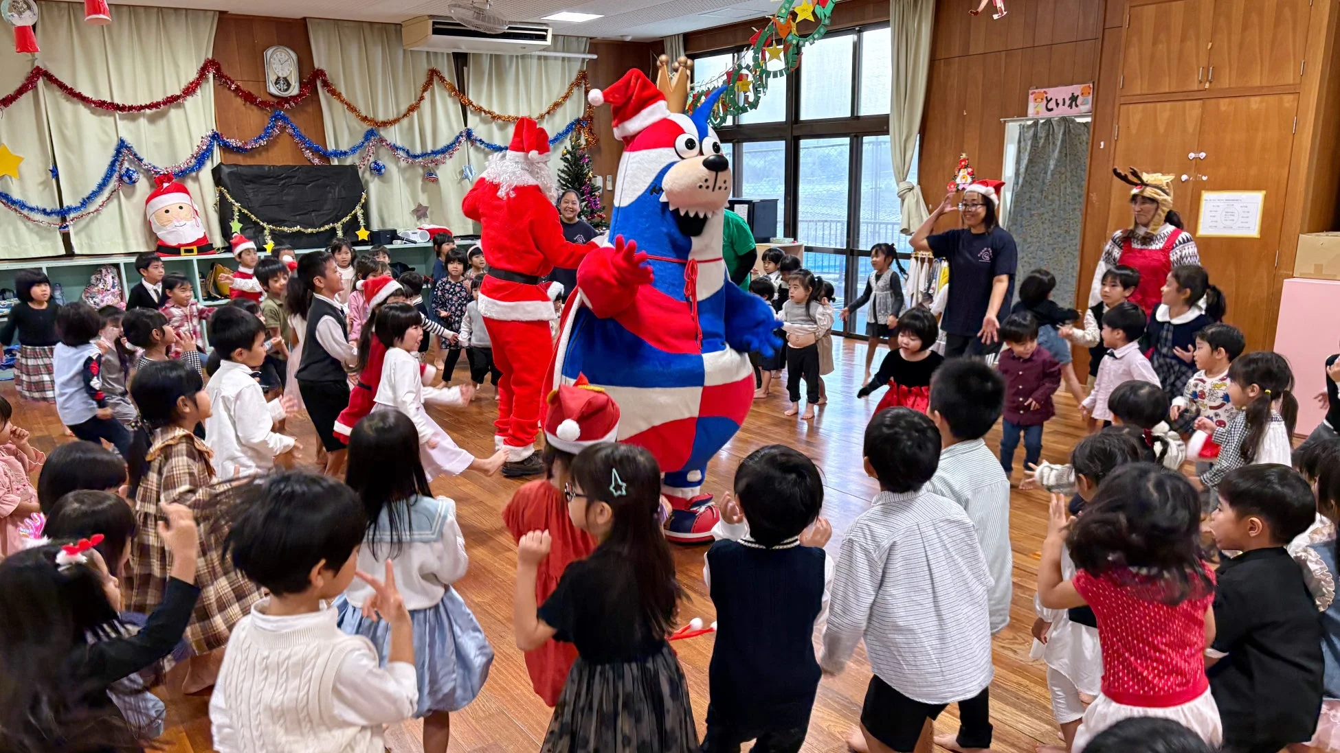クリスマスイベントで子どもたちに囲まれるゴーディーサンタ