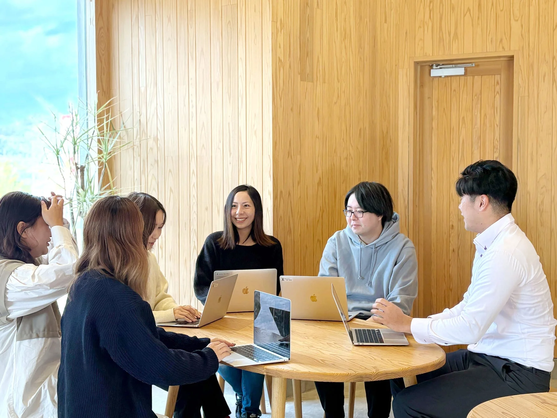 会議室でPCを操作する人々