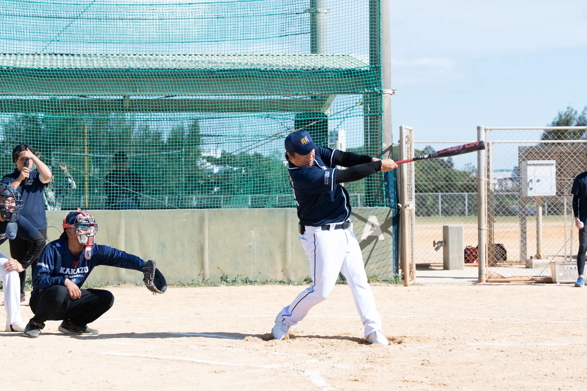 バットを振り抜く少年野球選手