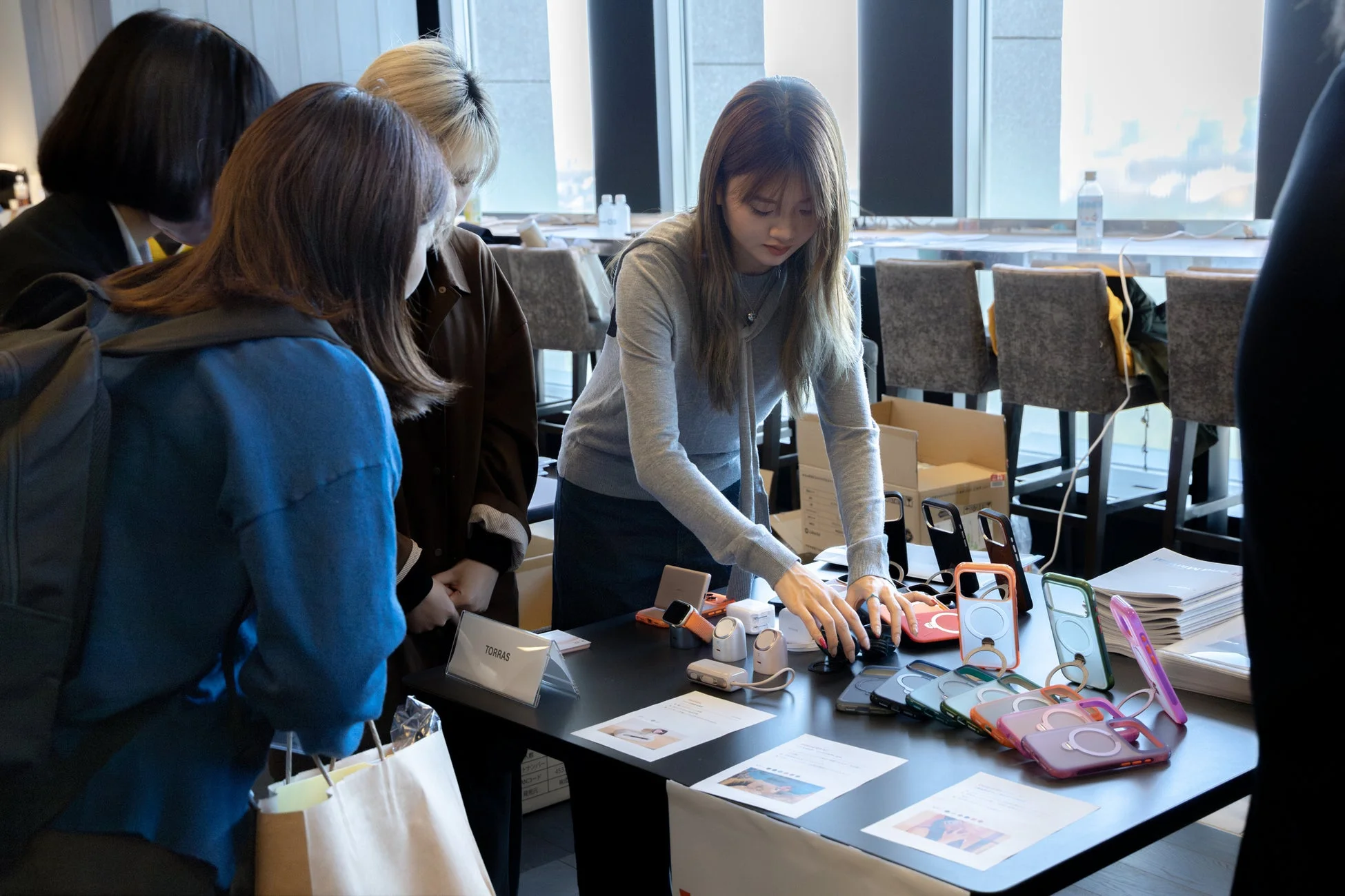 イベントで商品を見る女性たち