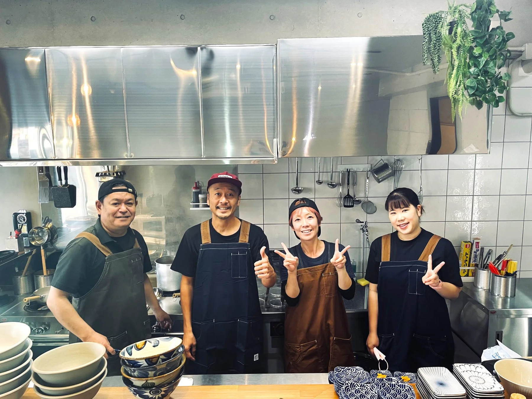 厨房で笑顔のスタッフ