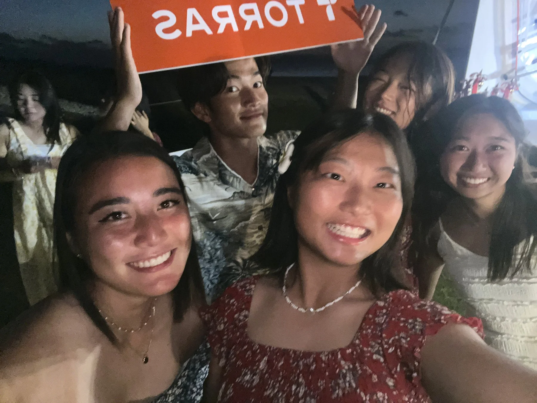 TORRAS看板と若者たち