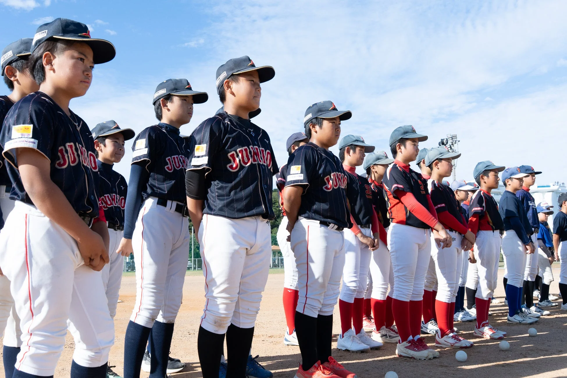 整列する少年野球チームの選手たち