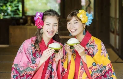 琉球衣装の女性とブクブクー茶