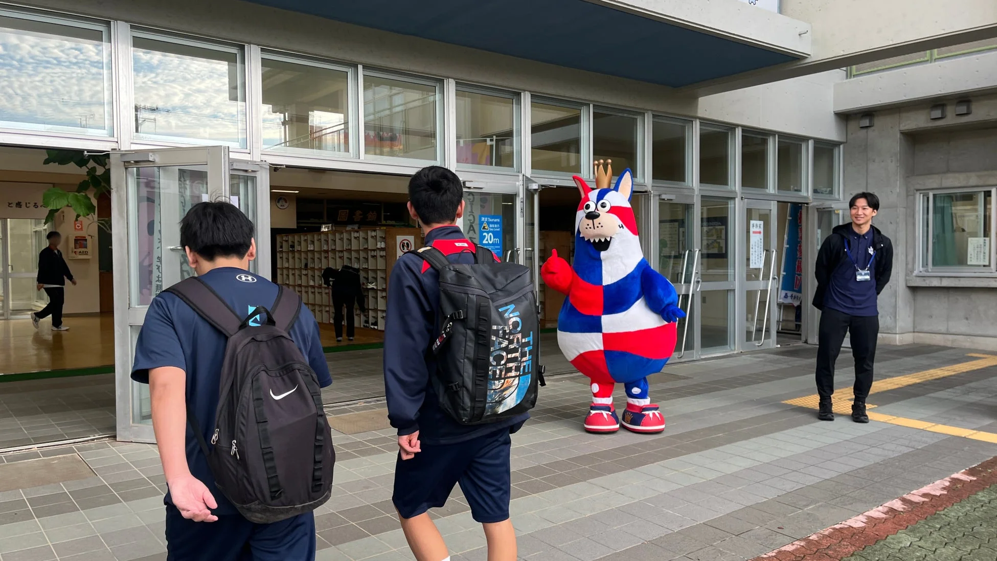 学校入口でのあいさつ