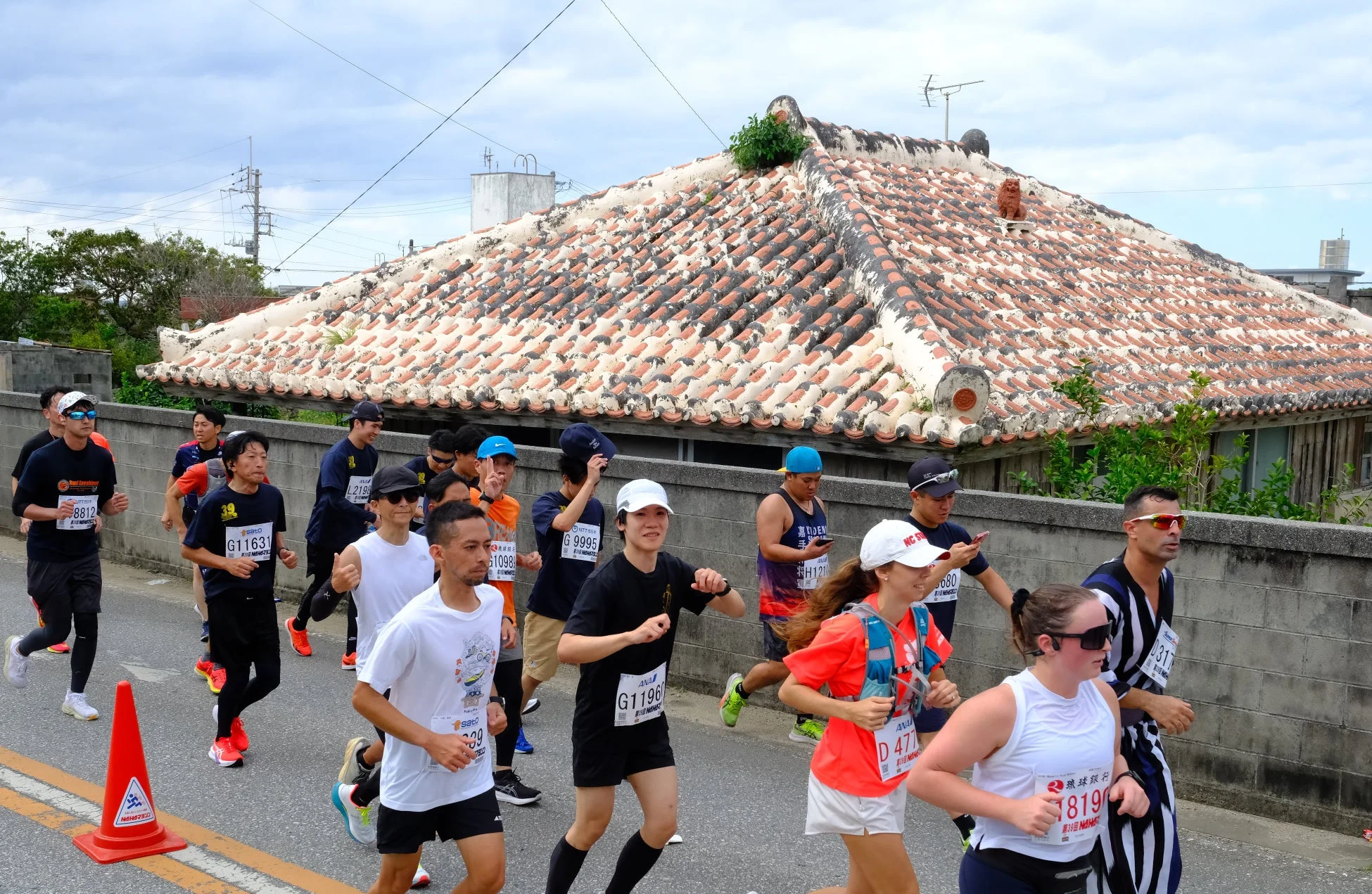 沖縄の街並みを走るNAHAマラソンランナー