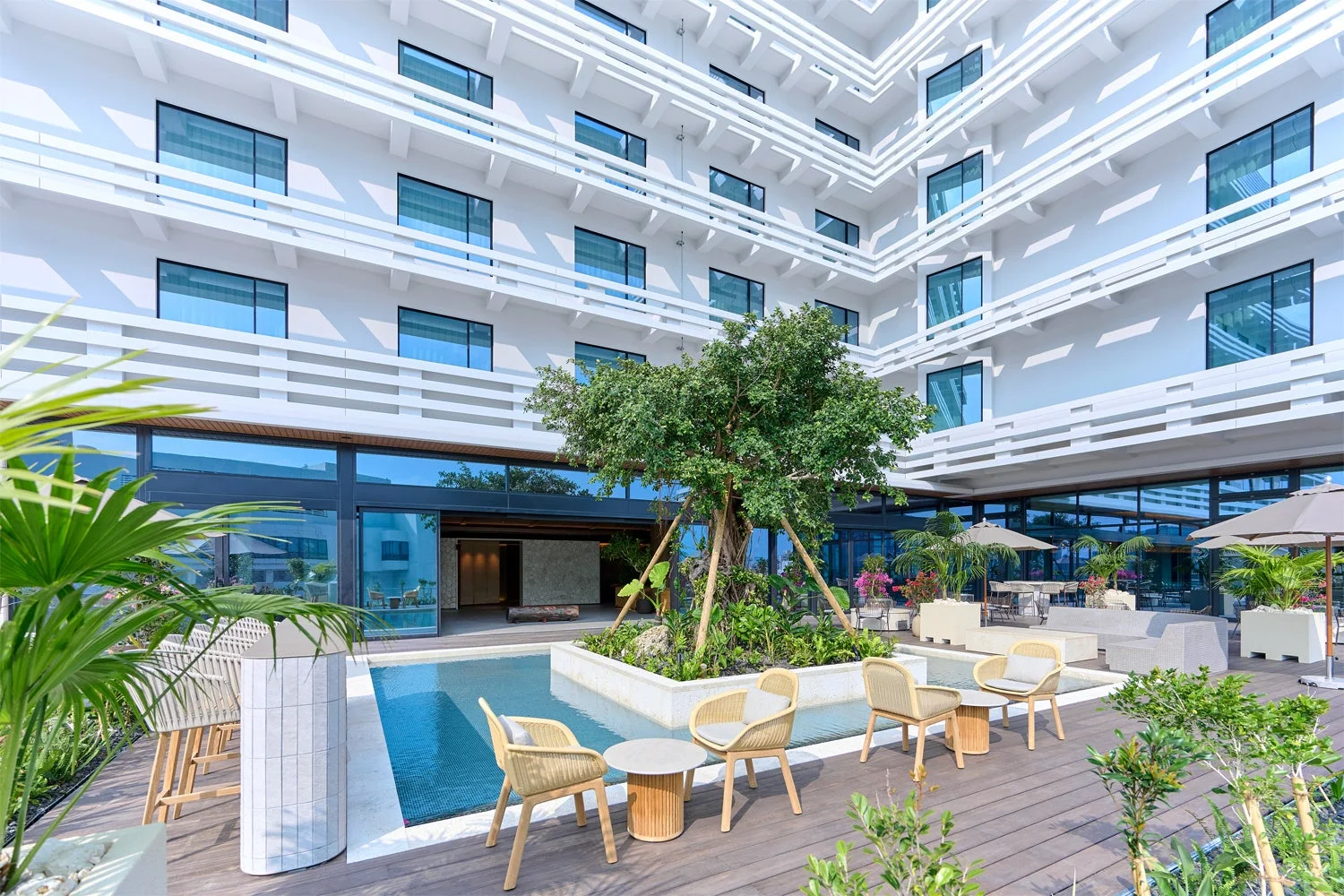 屋外プールと庭園