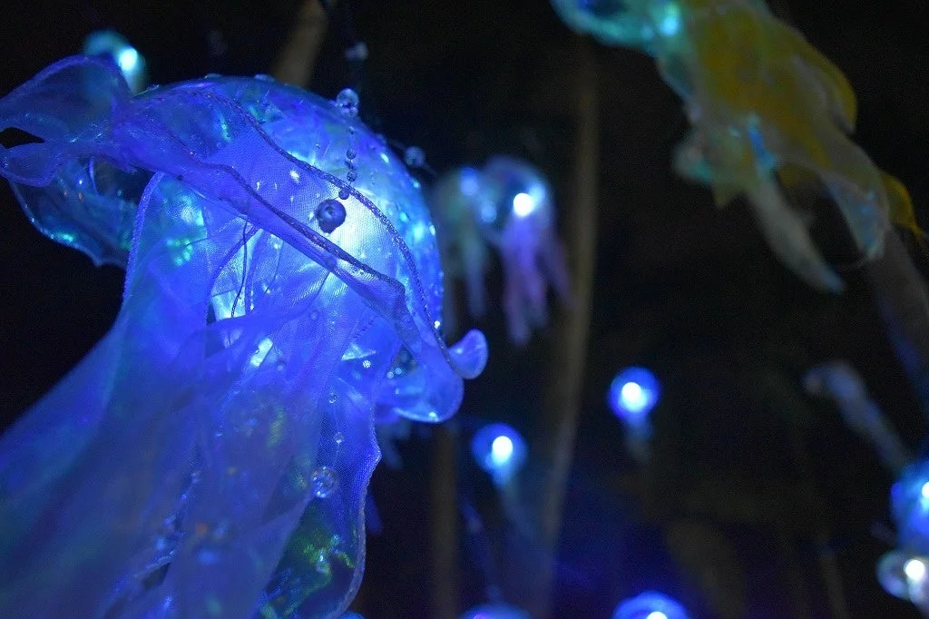 青く光るクラゲ型のイルミネーション
