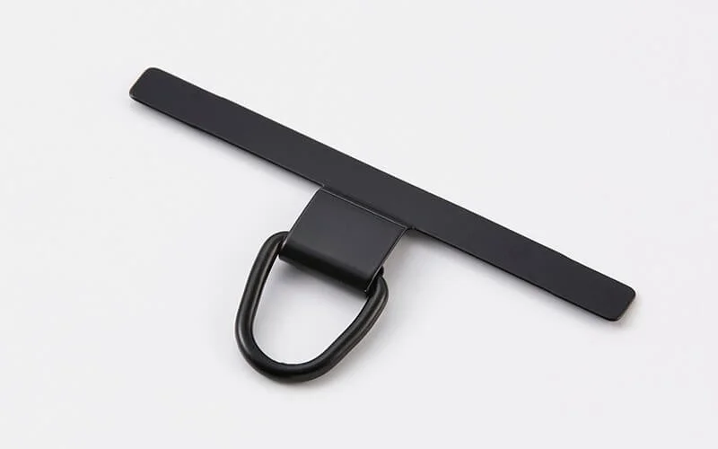 Dカンと一体化した黒い金属製のバーが斜めに配置されています