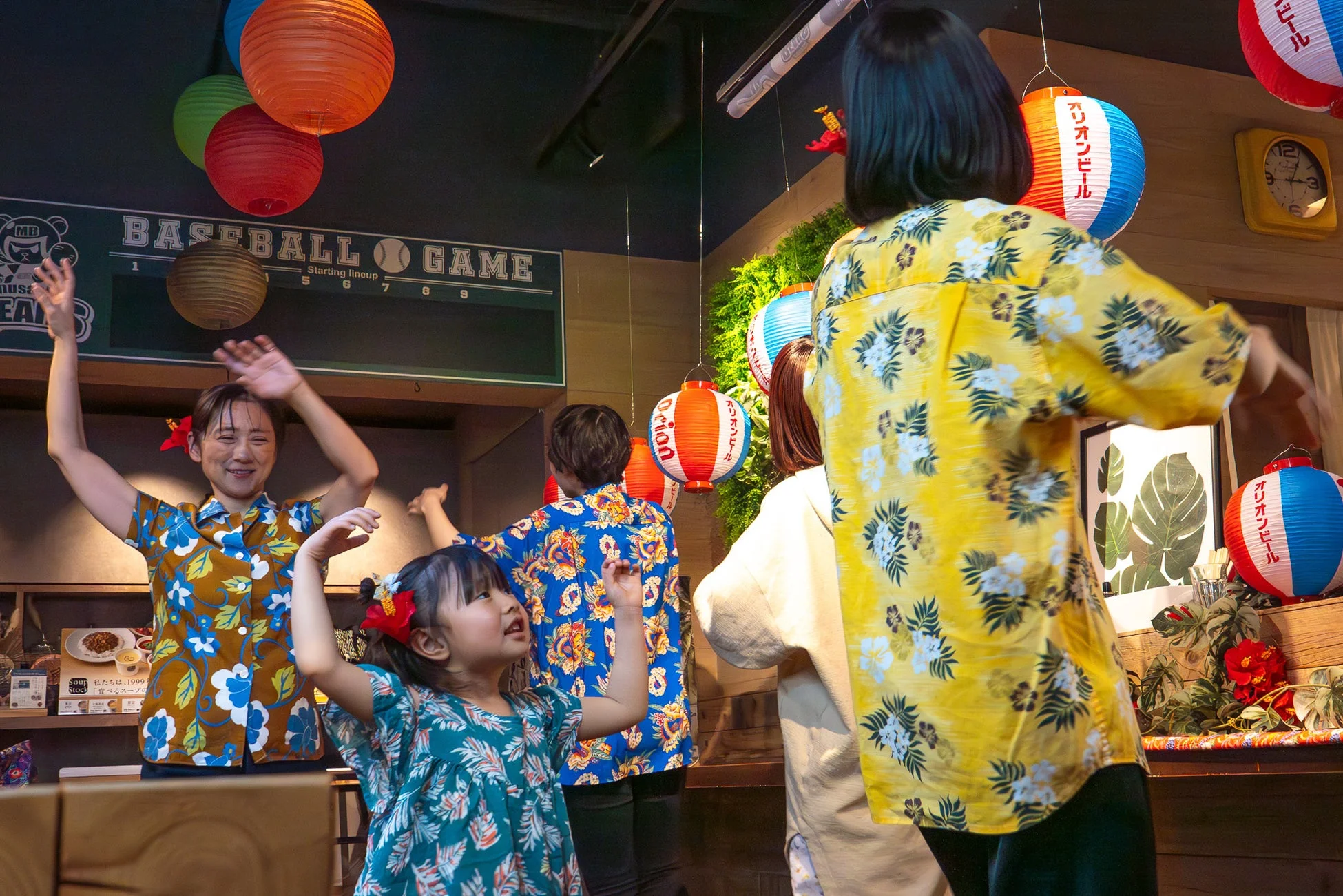 アロハシャツを着て楽しむ家族連れ