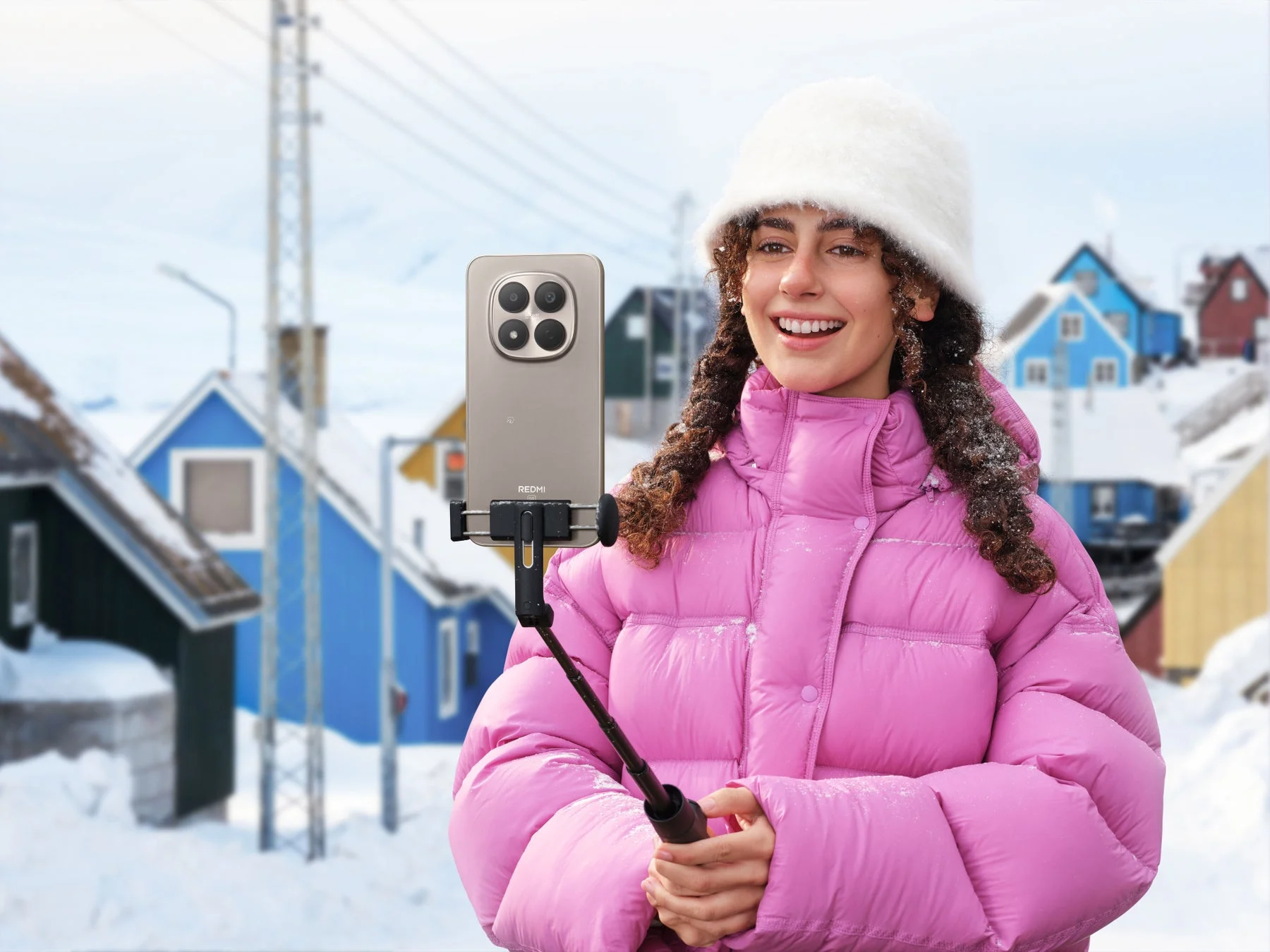 雪景色で自撮りをする女性とREDMI 5G