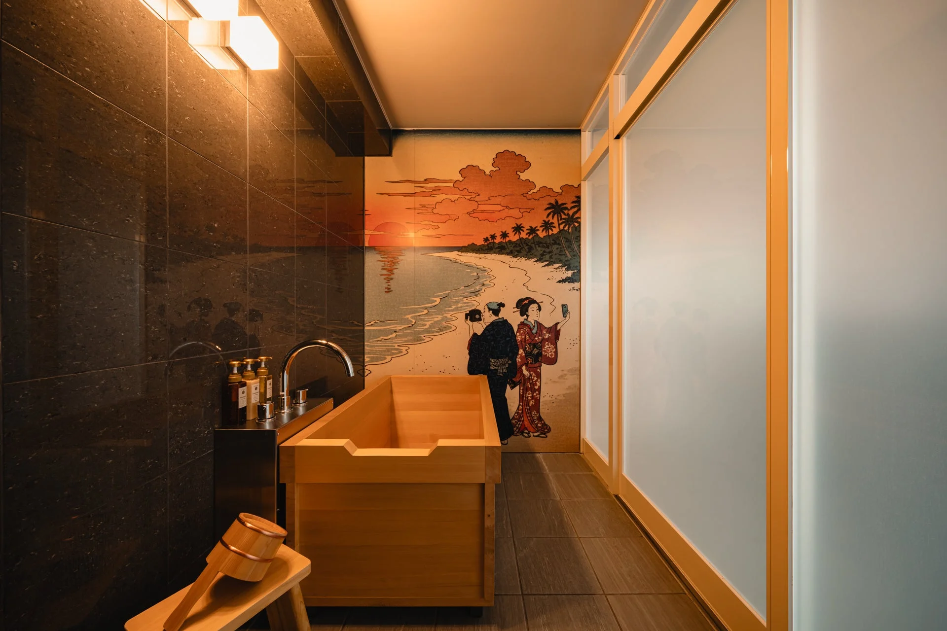 和風浴室、木桶風呂と浮世絵風壁画