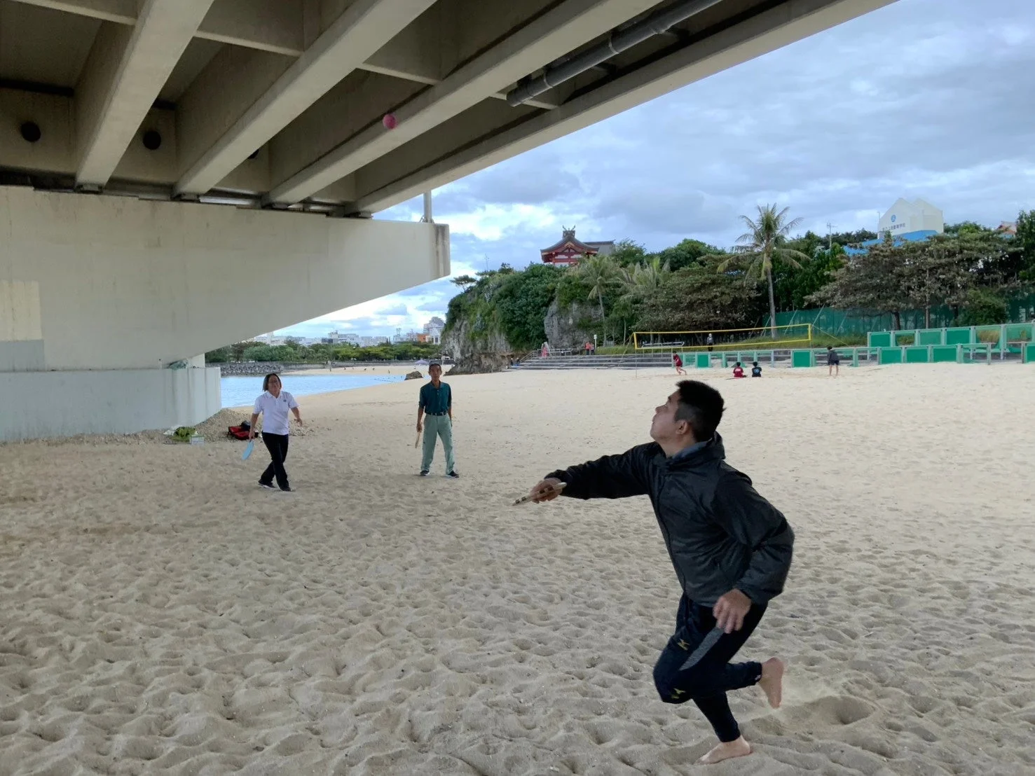 橋の下でフレスコボールを楽しむ人々