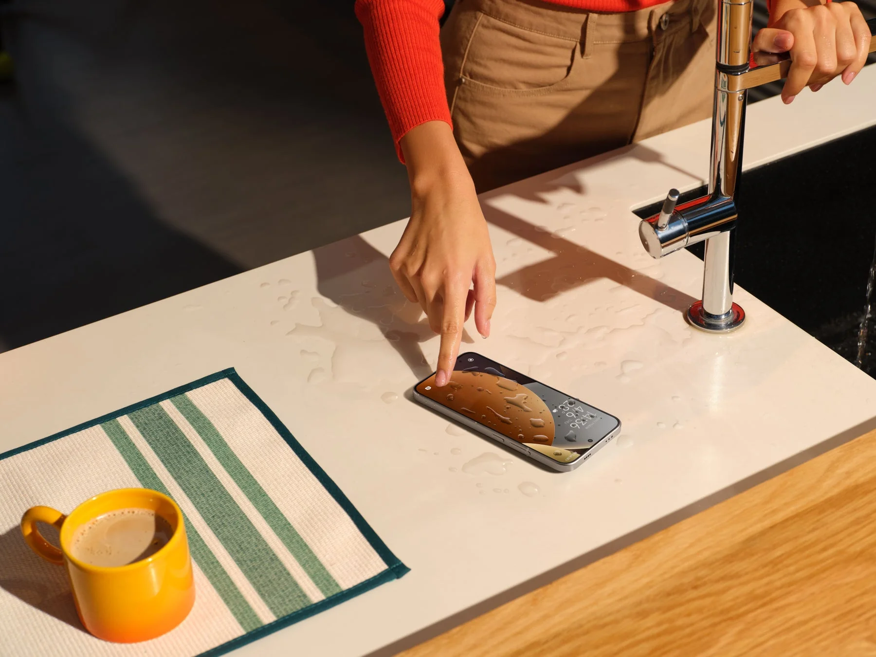 キッチンでのREDMI Note 15 Pro 5G