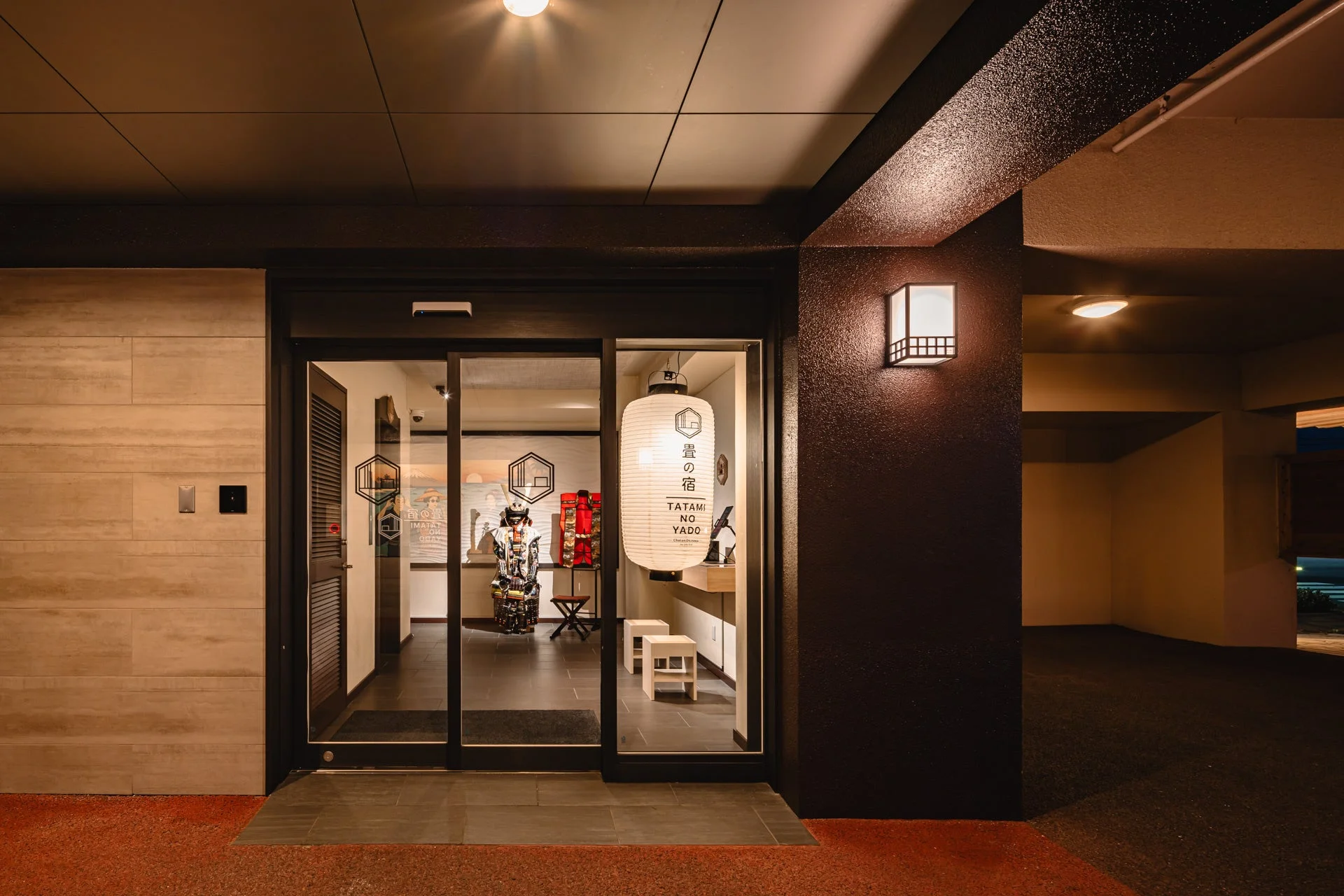 畳の宿の玄関と甲冑