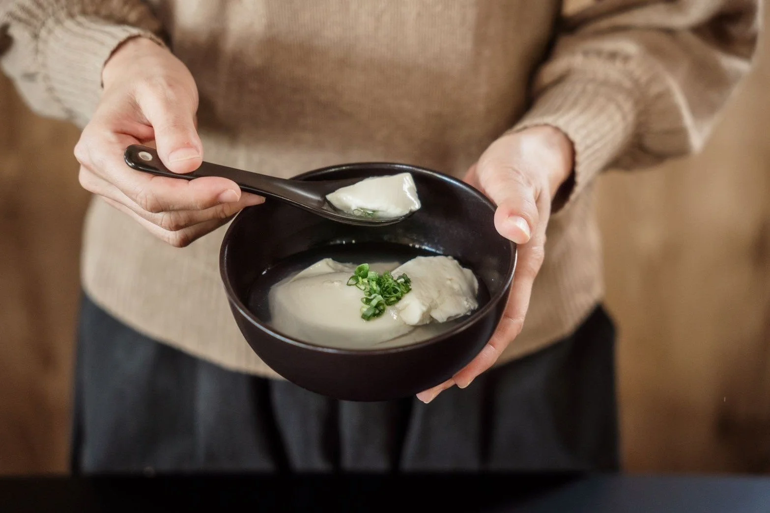 豆腐料理を味わう様子