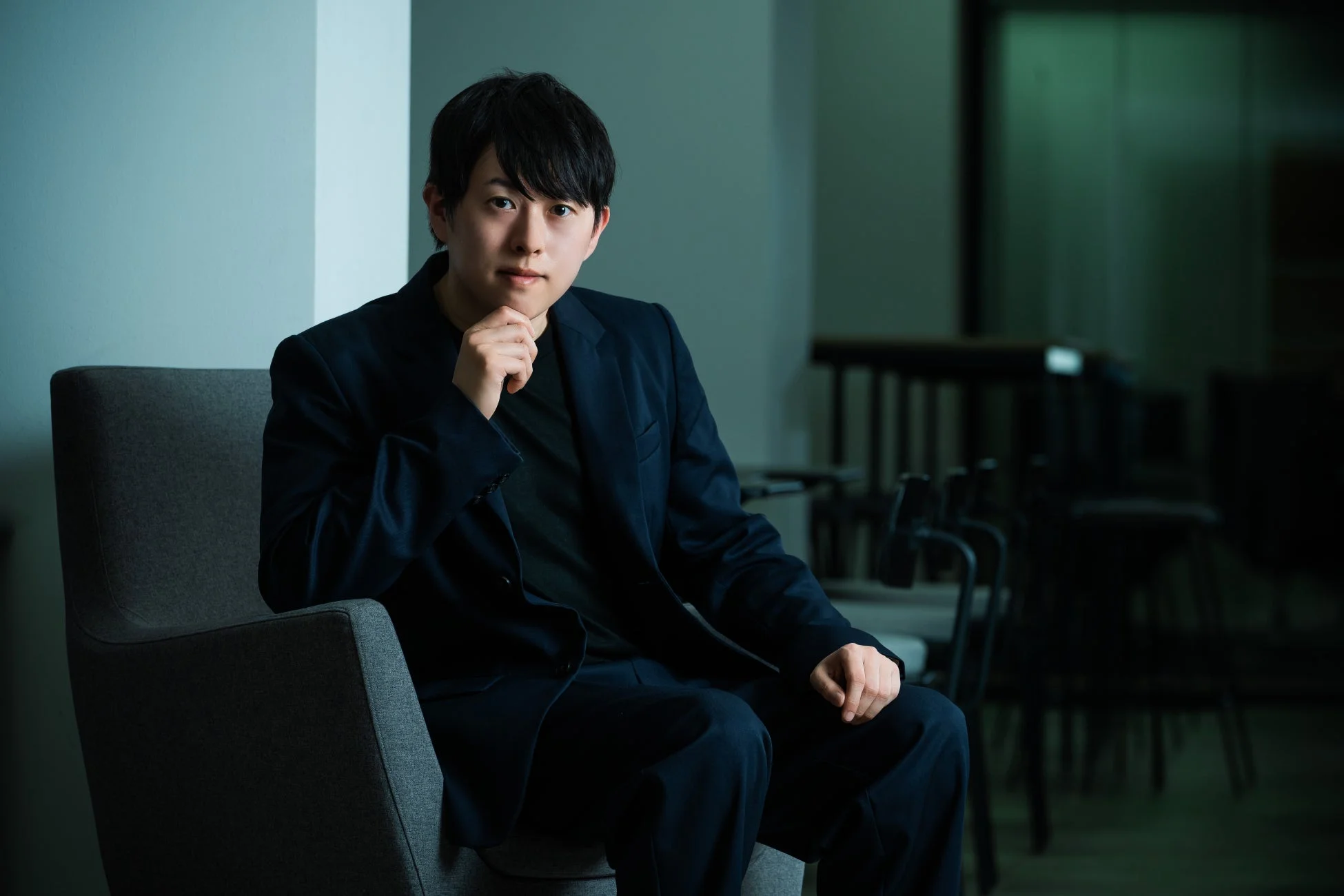 男性が座っている様子