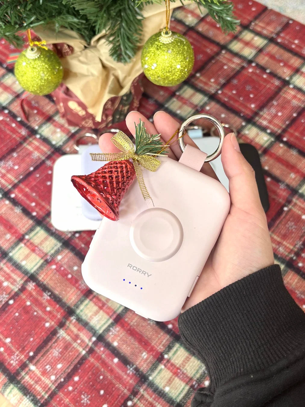 クリスマスツリーとモバイル充電器