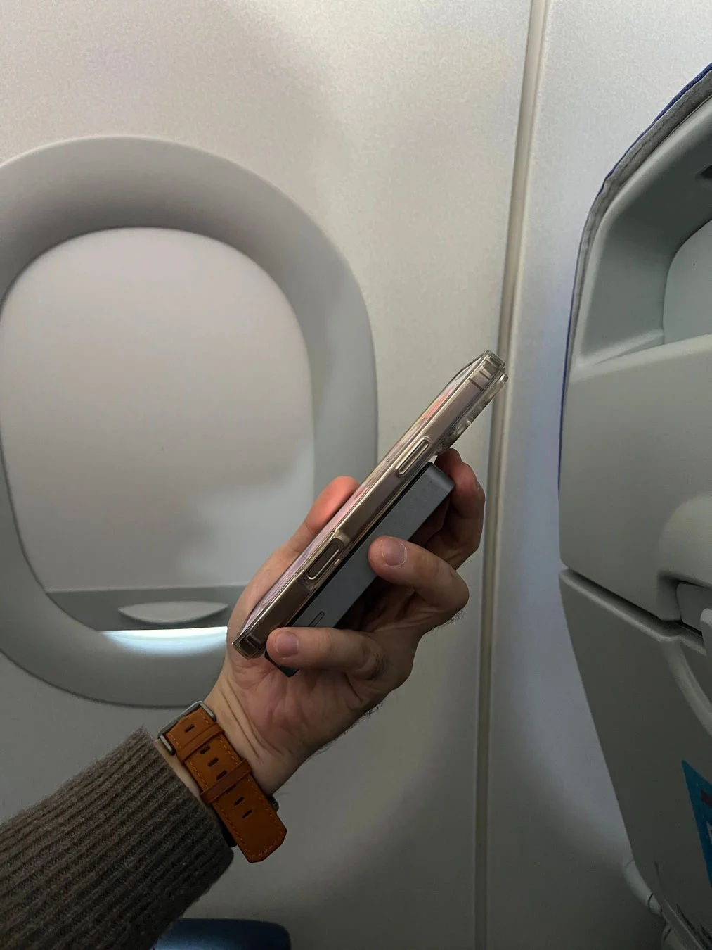 飛行機内のスマートフォン
