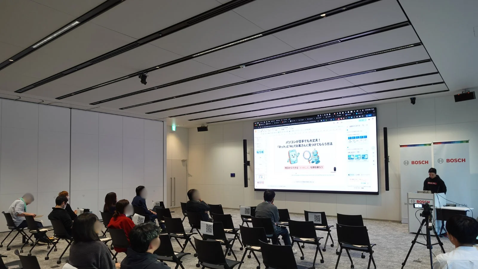 会議室でセミナーが開催されており、講演者が「ネット」と「AI」を活用した顧客獲得方法についてプレゼンテーションを行っています