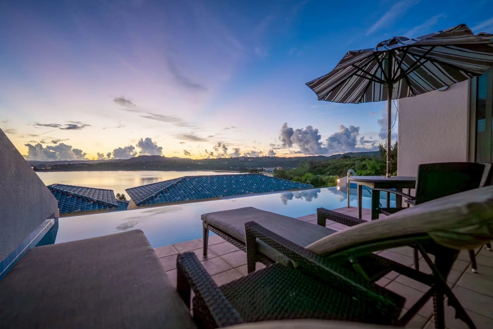 夕暮れ時のインフィニティプール