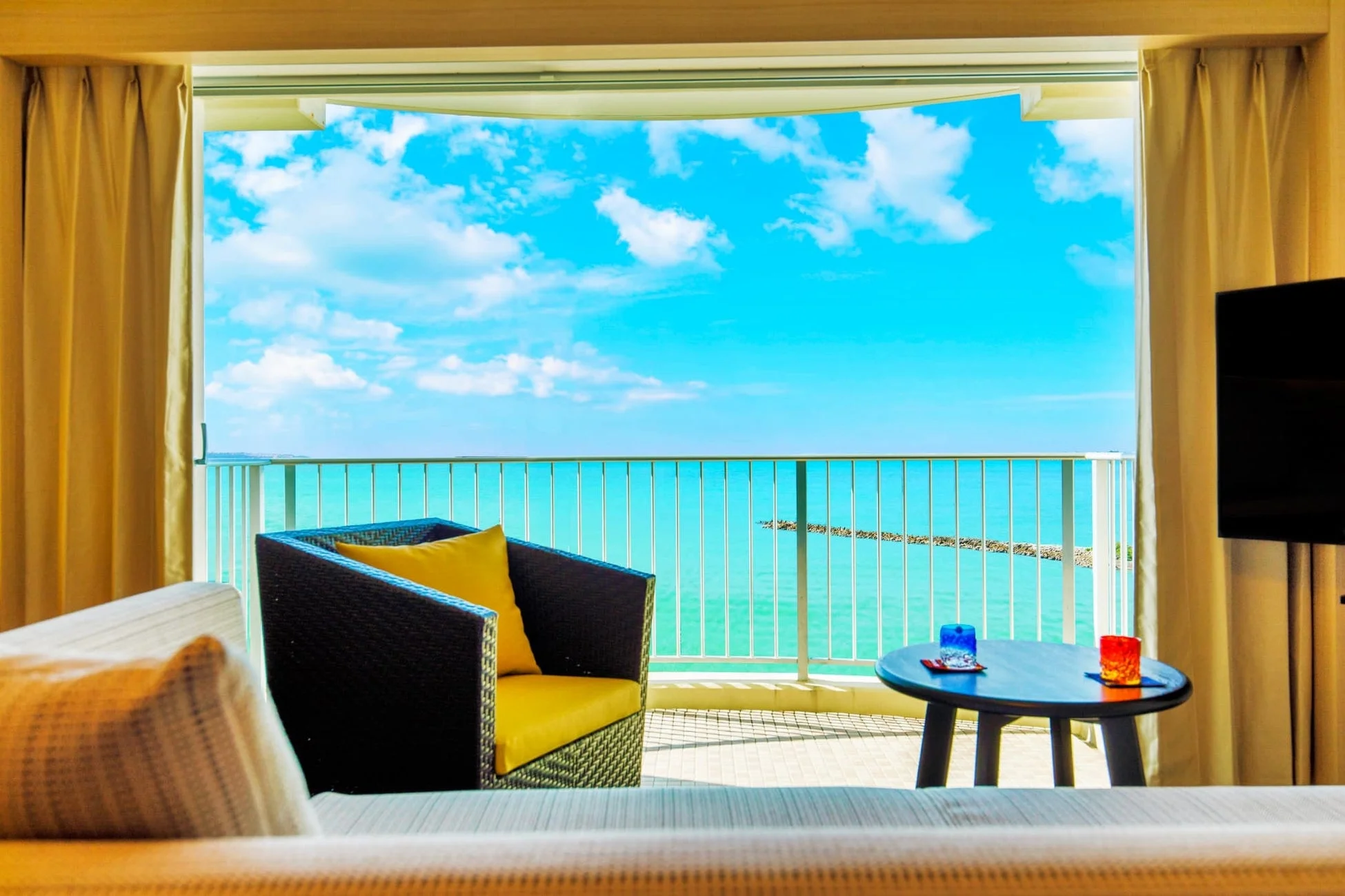 海を望むリゾートホテルの客室のバルコニー