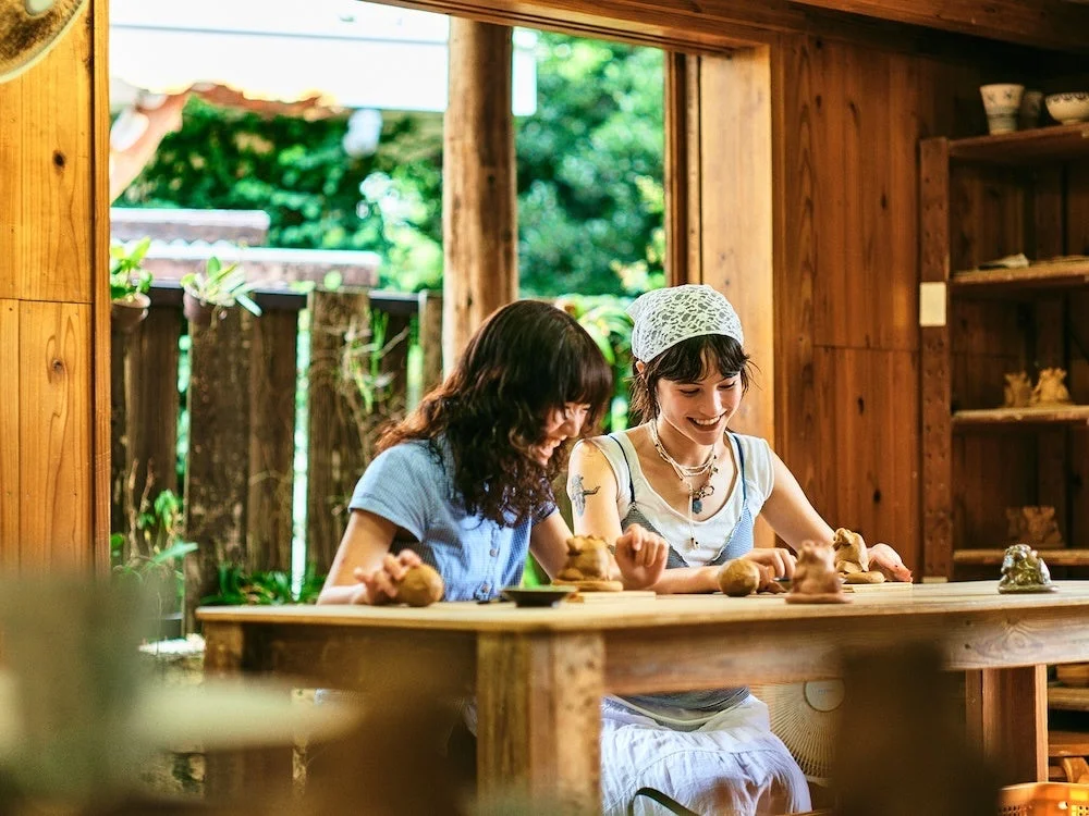 陶芸体験を楽しむ女性たち