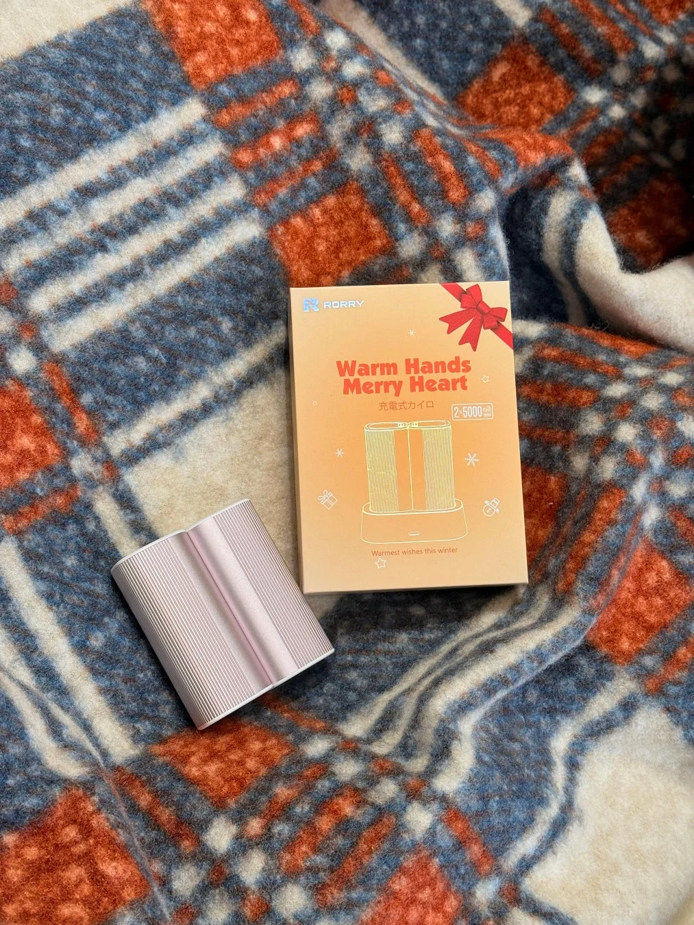 チェック柄ブランケットとカイロ